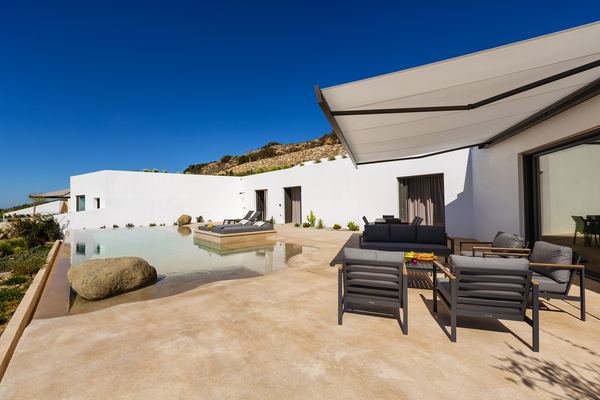 Villa wing and infinity pool, daytime