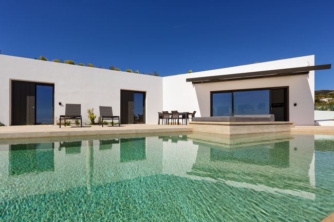 Pool terrace with dining table and built-in daybed