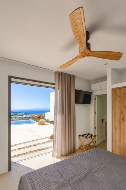Bedroom with terrace access and sea view